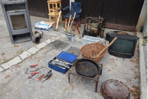 FOTO: Iz brunaric kradli orodje in pohištvo
