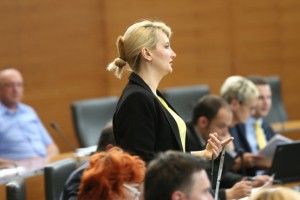 Kdo so Cerarjevi ministri, ki se bojijo kamer: ali sploh vemo, kaj počno?