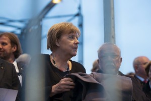 V nemški CSU pozivi k spremembi pravice do azila, a Merklova je proti