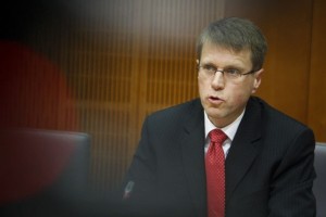 Samuel Žbogar v Prištini dihal solzivec