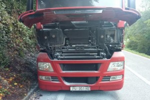 FOTO: Zagorelo tovorno vozilo