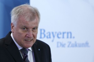 Seehofer: Če ne pomagamo Turčiji, bomo dobili še večji begunski val kot leta 2015