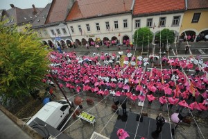 FOTO: Glavni trg odet v rožnato barvo