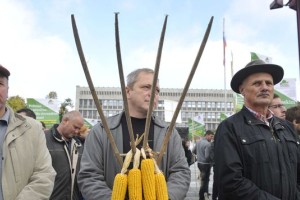Kmetje na protestu: Smo v nemilosti "hijen, ki nimajo nikoli dovolj dobička"!