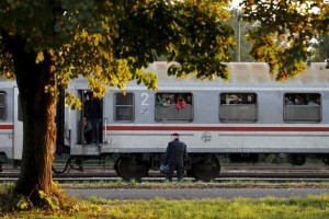 V Slovenijo prihajajo novi vlaki in avtobusi z migranti, ki jih odpravljajo proti Avstriji