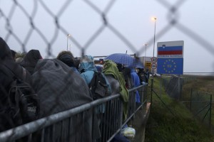 Iz Hrvaške proti Sloveniji danes že 2700 migrantov, na poti novi tisoči