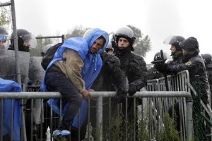 V Brežicah so se migranti stepli in zakurili staro pohištvo