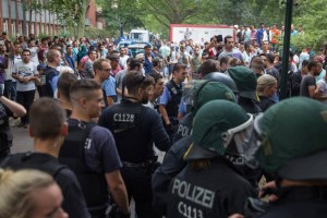 Migrant zabodel domačina in ga težko ranil