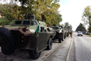 Vojska z oklepniki že v pripravljenosti. Župan Molan: Mejo je treba takoj zapreti!