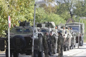 Poslanci vojski dodelili dodatna pooblastila, pred parlamentom 30 protestnikov