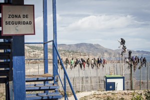 Silovit juriš migrantov na špansko Ceuto: več kot 100 jih je vdrlo v enklavo v Maroku