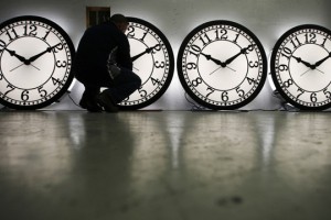 Premaknite kazalce: ponoči prehajamo na zimski čas