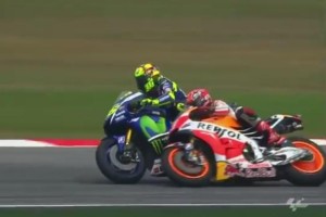 VIDEO: Rossi izločil Marqueza, vodstvo kaznovalo