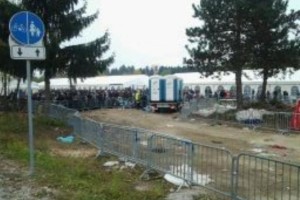 FOTO: Pri Rigoncah večje skupine beguncev