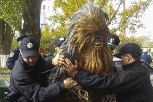 V Ukrajini pred voliščem prijeli Chewbacco iz Vojne zvezd