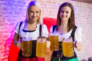 Na Oktoberfestu pivo že teče v potokih, a spet je dražje: 10 evrov za liter!