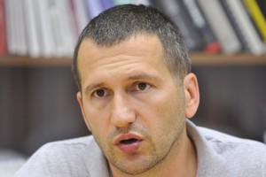 Črnčec za Radio Ognjišče: Naval migrantov ni naključje, to je "grandstrategija" uničevanja Evrope