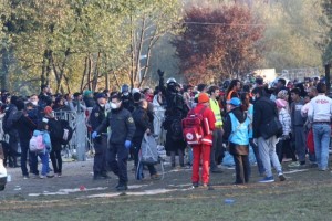 V ŽIVO: Na meji nov sistem registracije migrantov