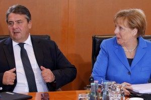 Podkancler napadel Merklovo zaradi sporov o beguncih znotraj konservativnih vrst