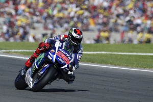 Lorenzo proti Rossiju za motociklistično krono; Italijan zaradi kazni začenja iz ozadja