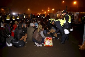 V migrantskem centru našli skladišče orožja