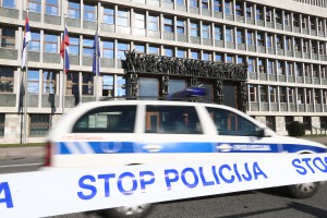 Zaradi sumljivega nahrbtnika evakuacija dela stavbe DZ 