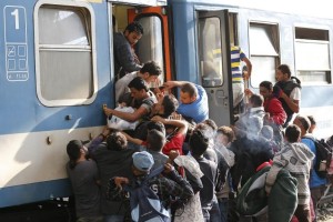 Danes štirje vlaki z migranti, ozemlje pri Rigoncah sporno 