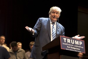Donald Trump žalil tekmece in spraševal volivce, če so neumni
