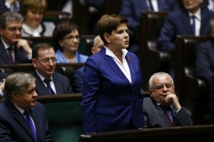 Nova poljska vlada zaradi napadov v Parizu terja spremembo begunske politike