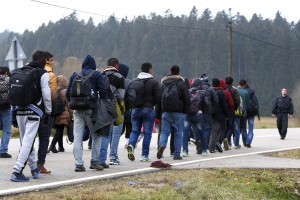 Migranti podirajo kriminalne rekorde, pijani Sirec skušal posiliti 50-letnico, učitelji dekleta svarijo pred muslimani