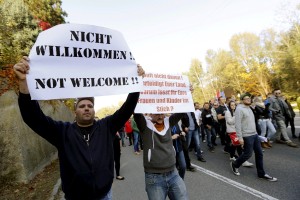 Na protestih za in proti migrantom v Špilju prišlo do obračuna