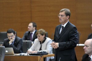 Cerar: Slovenija v državo ne pušča oboroženih migrantov