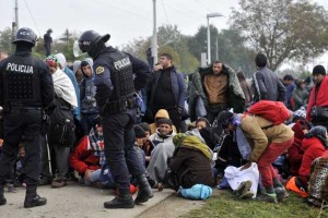 Slovenija po napadih v Parizu poostrila nadzor na meji in postopke obravnave migrantov 