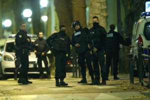 V Parizu se je med policijsko racijo razstrelila samomorilska napadalka - preprečen nov teroristični napad