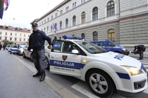 Stavkajoči policisti Cerarju prinesli hranilnik v obliki pujsa