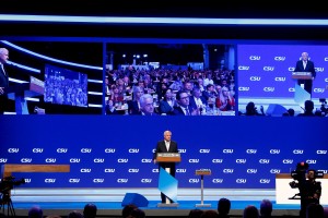 Edmund Stoiber na kongresu CSU: Burka ne spada v našo odprto družbo