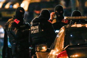 V Bruslju aretirali 16 terorističnih osumljencev, Molenbeeku tudi streljanje