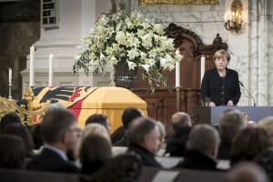 Nemci se poslavljajo od bivšega kanclerja Schmidta 