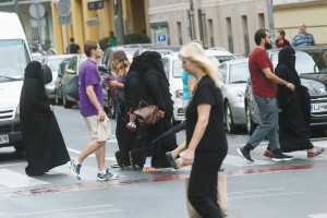 Burka kot orožje in način zatiranja žensk - Samomorilec v Jemnu oblečen v burko