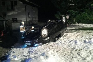 FOTO: Vozilo se je prevrnilo na streho