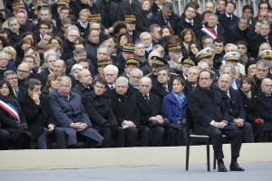 Hollande na žalni slovesnosti: Francija bo naredila vse, da uniči vojsko fanatikov