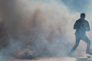 Aretacije poslancev, ki so kolege škropili s poprovim sprejem in metali solzivec