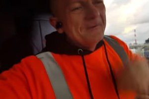 Madžarski voznik pokazal, kako je treba opraviti z nasilnimi migranti