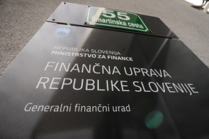 Ni zime za eskime! Finančna uprava zaposluje kar 36 pripravnikov