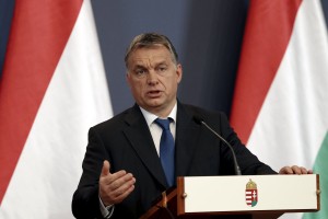 Orban nekatere države obtožil sklenitve tajnega dogovora o prerazporeditvi pol milijona Sircev v EU