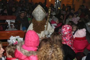 FOTO: Miklavž na plac privabil več kot 400 otrok