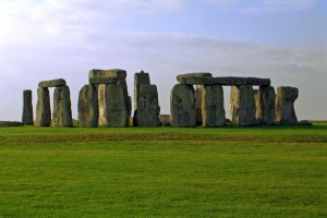 Ob arheološkemu najdišču Stonehenge našli obroč starodavnih jaškov