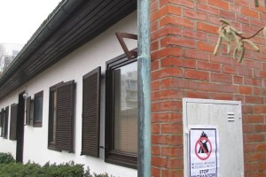 Plakat „Stop migrantom“ na hiši Milana Kučana
