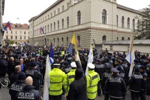 Pri Cerarjevih so zaprli okna: pred vlado več kot tisoč policistov s piščalkami