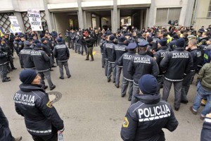 Šefi so napadli stavkajoče policiste, ki so v uniforme oblečeni "Cmerarja" klicali na odgovor